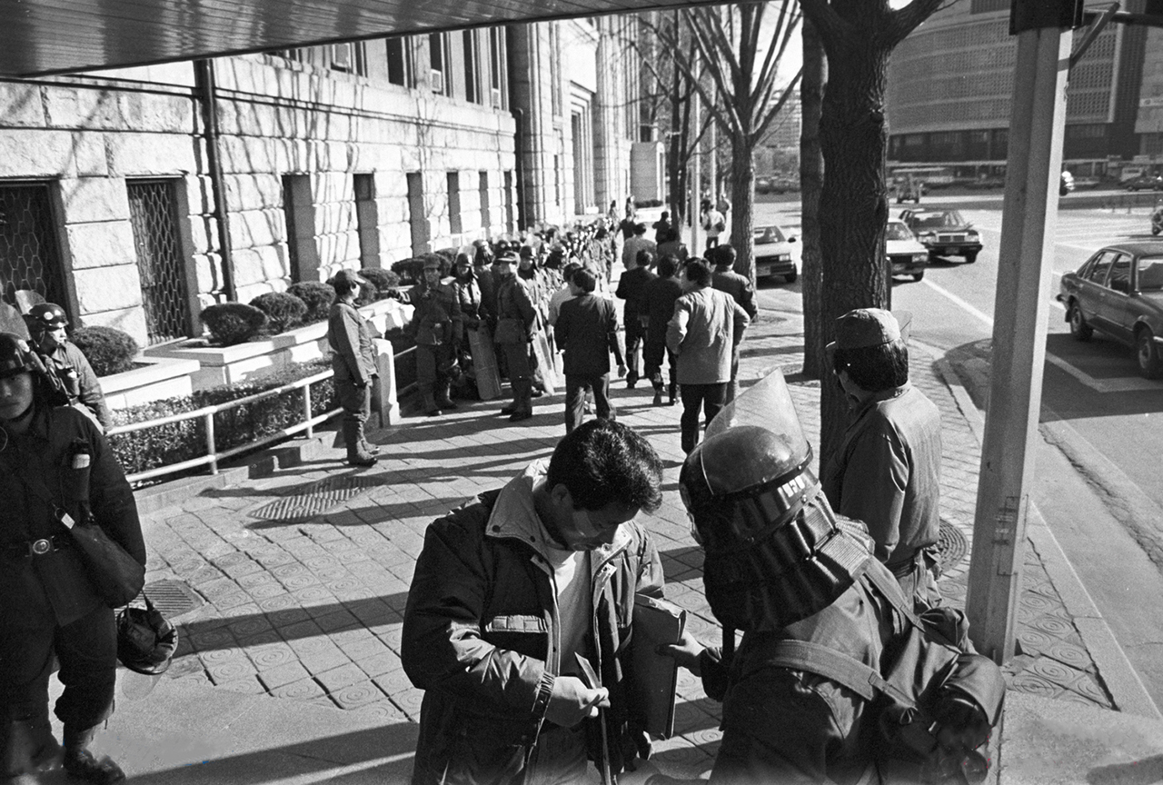 80년대에는 반정부시위를 통제하기 위해 경찰력을 동원하여 시내 요소요소서 불심검문을 자주 행했다. 사진은 80년대 서울시청 길에서의 검문 모습.