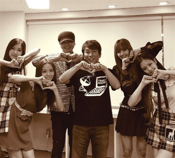 블랙핑크 YG 양현석 대표가 자신의 인스타그램에 블랙핑크의 일본 쇼케이스를 찾아 응원한 사진을 게재했다. 