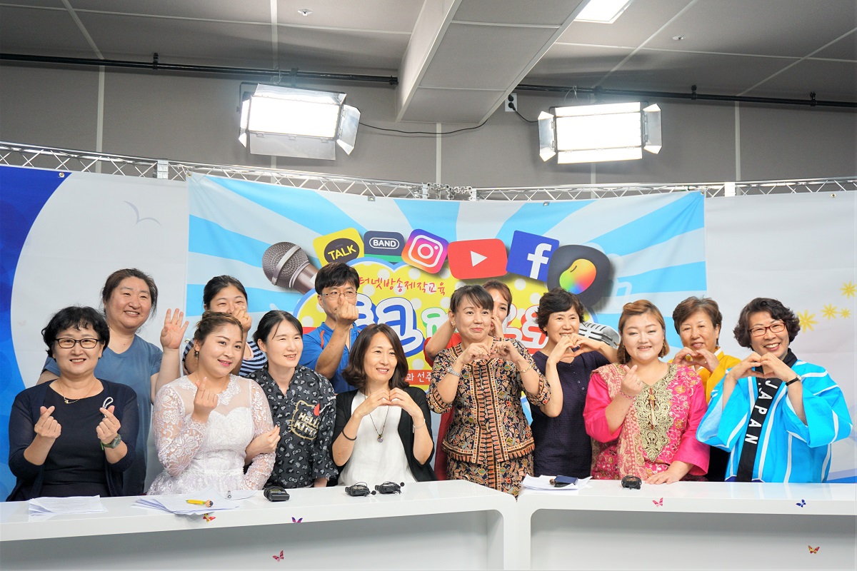 좌측 두번 째가 인터넷방송제작교육 <토크 is 노크>를 기획 진행한 김성화 팀장