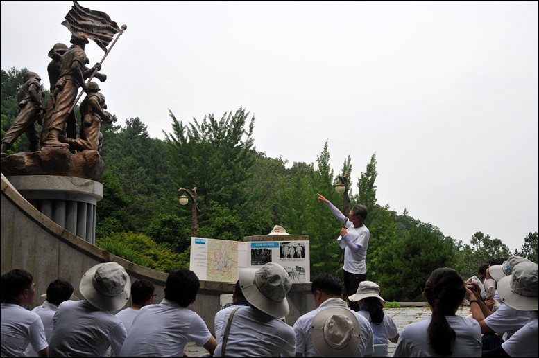 한국전쟁 당시 인민군의 포로가 되었던 미 제24사단 사단장 딘 소장이 3.5인치 로켓포를 들고 있는 형상의 대전지구 전적비. 1981년 12월 보문산 야외음악당 위에 위치해있다.