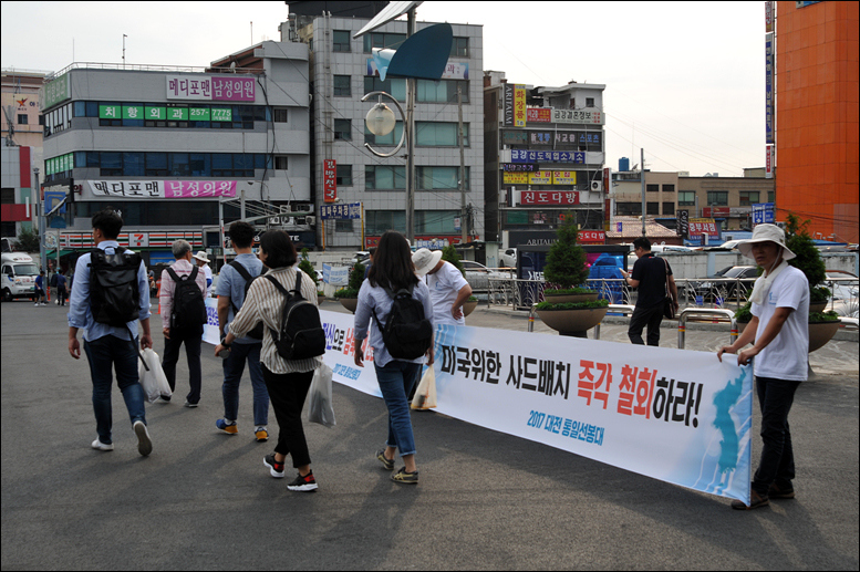 통일선봉대원들은 대전역서광장에서 “미국 위한 사드배치 즉각 철회하라!“ 등 구호현수막을 들고 대전역서광장에서 대시민 캠페인을 진행했다.