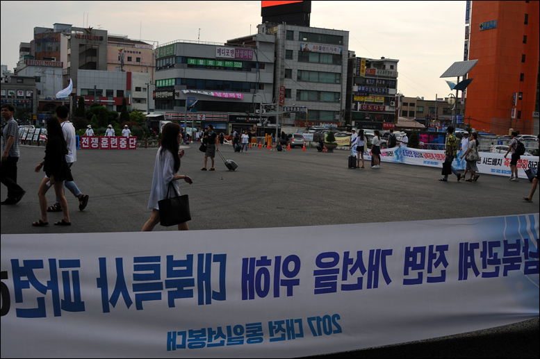통일선봉대원들은 “남북관계 전면 개선을 위해 대북특사 파견하라“ 등 구호현수막을 들고 대전역서광장에서 대시민 캠페인을 진행했다.