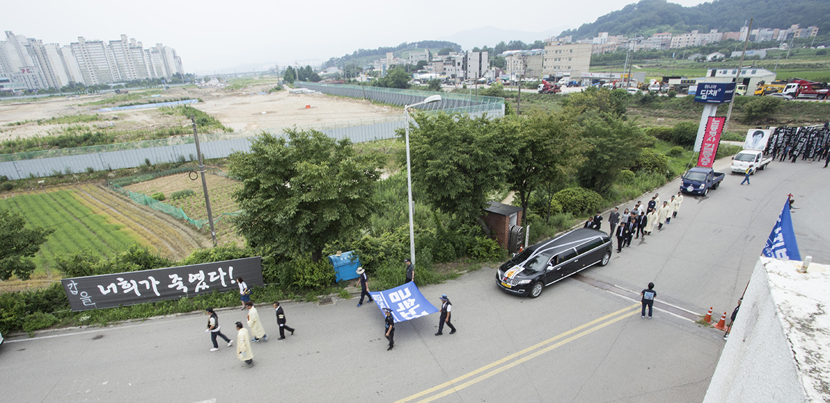 22일 오전 영결식을 마친 고 김종중 조합원의 운구행렬이 갑을오토텍 공장으로 진입하고 있다. 