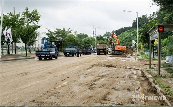 16일 내린 기록적인 폭우로 도로 곳곳에 토사가 밀려들었다.