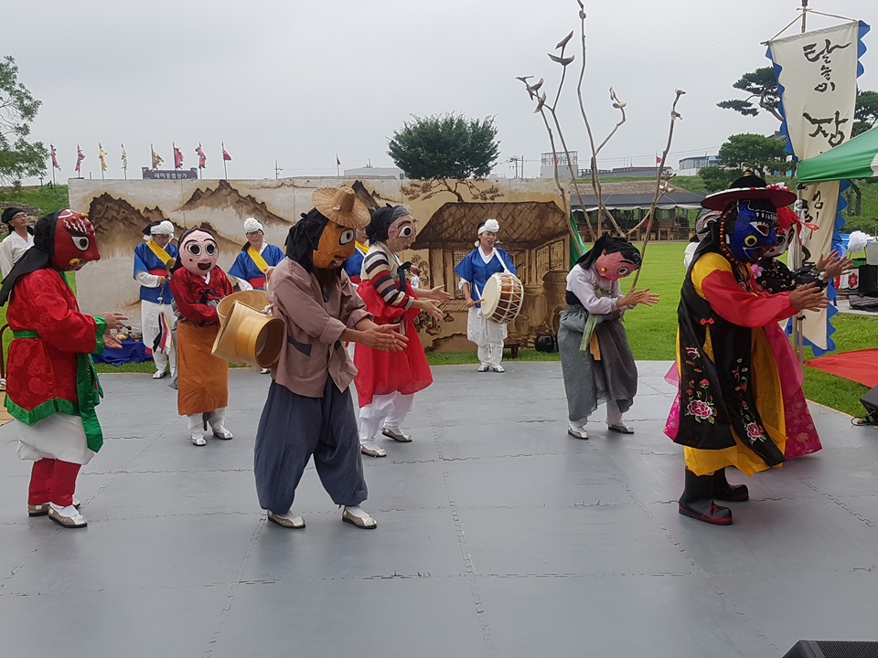 22일 오후, 서산 해미읍성에 열린 놀이패 '뻘바람'의 '장돌뱅이 구서방'의 공연이 끝나고 출연진들이 탈을 쓰고 함께 춤판을 벌이고 있다. 