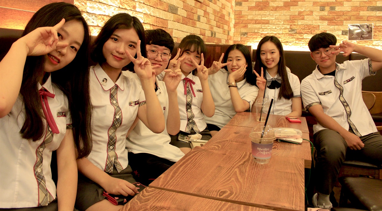 왼쪽부터 이혜린 씨, 장채린 씨, 이상운 씨, 박채영 씨, 정예원 씨, 최민희 씨,  김시현 씨.