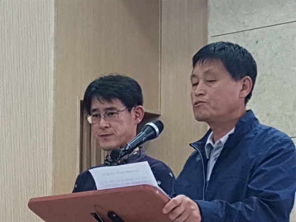 22일 인천국제공항을 통해 귀국한 김학철(왼쪽), 박한범(우측) 충북도의원이 충북도청 대회의실에서 기자회견을 열고 도민께 사과했다.