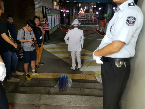김학철, 박한범 의원의 기자회견장 주변에는 보수단체 회원들이 미리 도착해 항의 퍼포먼스 물품을 내려놓고 대기했다.