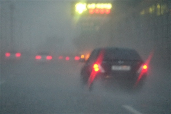 서울과 경기지역에 호우주의보와 경보가 내려진 23일 오전 서울 올림픽도로에서 앞이 보이지 않을 정도로 폭우가 내리고 있다. 
