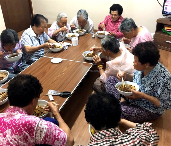 경북 성주군 소성리 주민들이 23일 점심 때 '2017 경남노동자 통일선봉대'가 만들어 제공한 자장면을 먹고 있다.