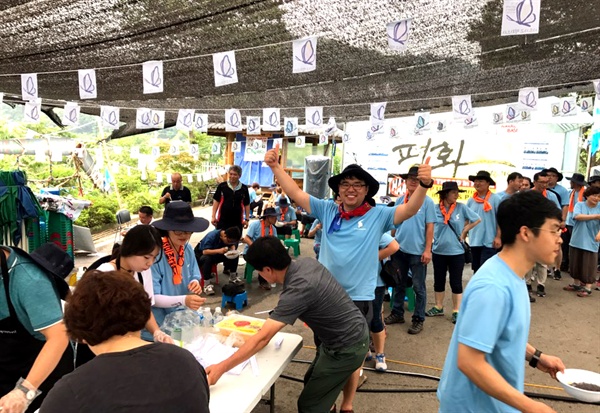 '2017 경남노동자 통일선봉대'는 23일 점심 때 경북 성주 소성리에서 '사드 반대 투쟁'을 벌이면서 자장면 봉사활동을 벌였다.