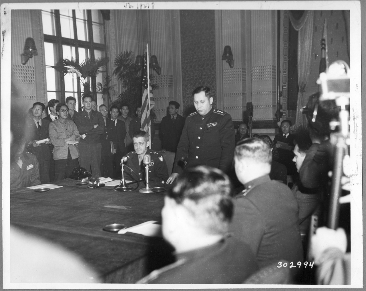  1946. 3. 미소공동위원회에서 스티코프 러시아대표가 연설하고 있다(왼쪽은 주한 미 주둔군사령관 존 하지 중장). 