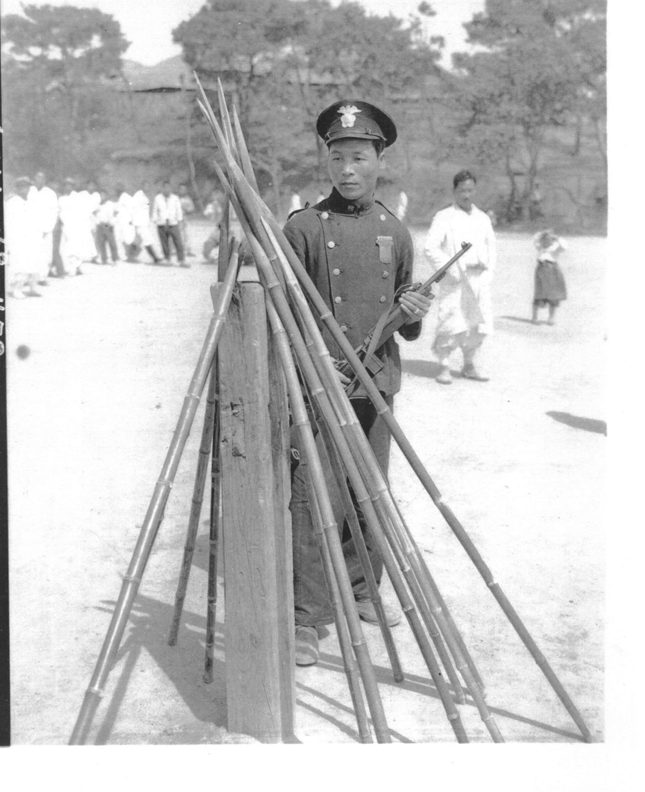  1948. 5. 8. 전남 광주, 5. 10 선거 방해를 예방코자 경찰이 죽창을 거둬들이고 있다.