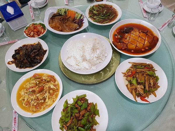 중국식당 만원춘의 회전 식탁에 현지식이 차려져 있다.
