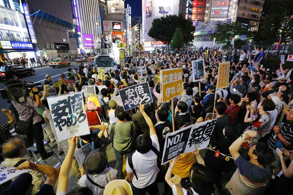 일본 도쿄 신주쿠에서 지난 9일 오후 시민이 모여 아베 신조(安倍晋三) 총리의 퇴진을 요구하는 집회를 하고 있다. 