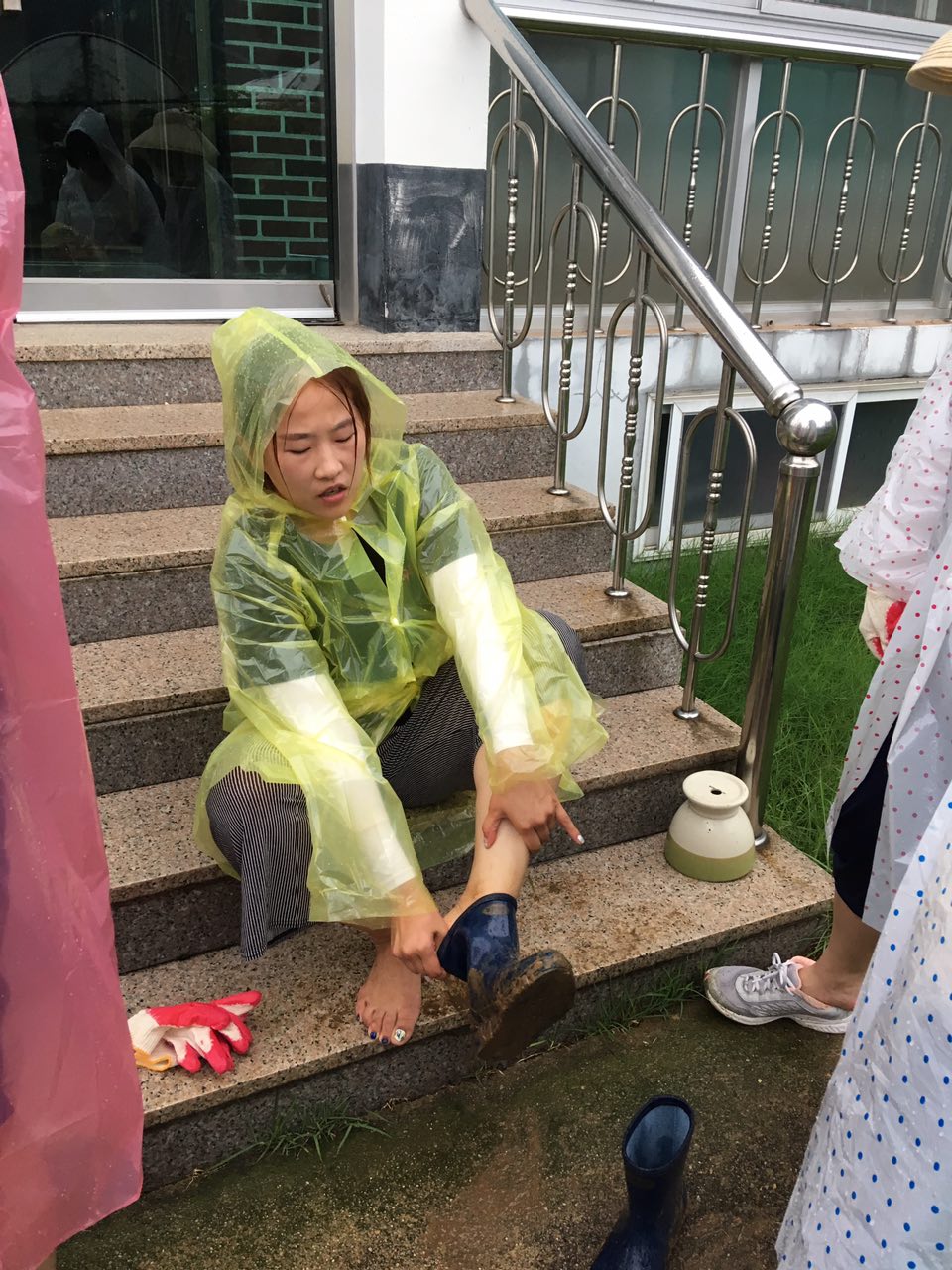 포도밭 수해복구 작업 후 장화에 들어간 흙을 털어내는 우리미래 김소희 공동대표