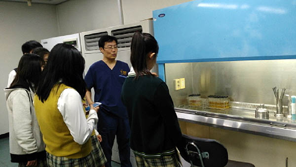  서울동물원을 동물병원을 견학하고 수의사와 이야기를 나누고 있는 학생들. 