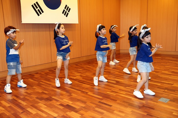 한 자녀 더갖기 운동연합 홍성군지부 발대식에서 어린이 댄스팀이 무대에 올라 율동을 선보이고 있다.