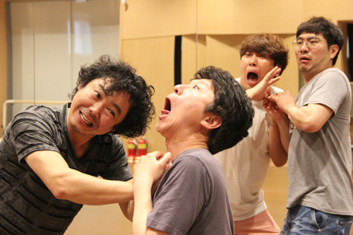 연극인 이병철(맨 왼쪽)씨가 8월 18일부터 20일까지 공연하는 마당극 ‘옹고집전’ 연습에 한창이다.