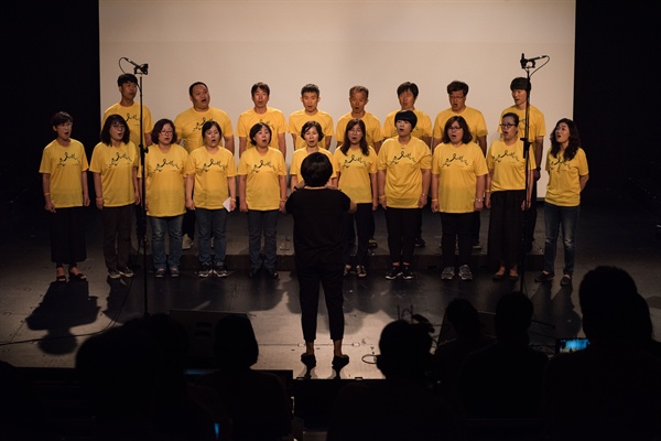 16일 오후 서울 마포구 가톨릭청년회관에서 열린 다음 스토리펀딩 '누가 청년의 눈을 멀게 했나' 토크콘서트에서 416가족합창단이 노래공연을 하고 있다. 