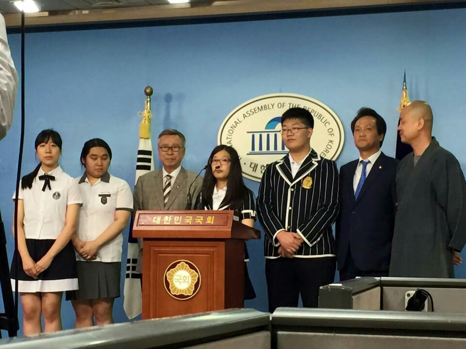 2015년 7월 24일 국회 정론관에서 문화재제자리찾기 청소년연대 학생들이 문정왕후어보 반환 촉구 기자회견을 하고 있다.