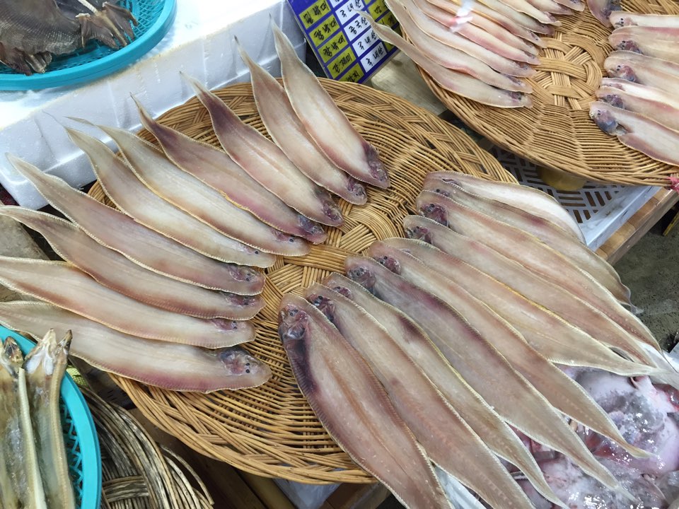 서천특화시장에 수산동에서는 반건조 생선 박대를 쉽게 찾아볼 수 있다. 