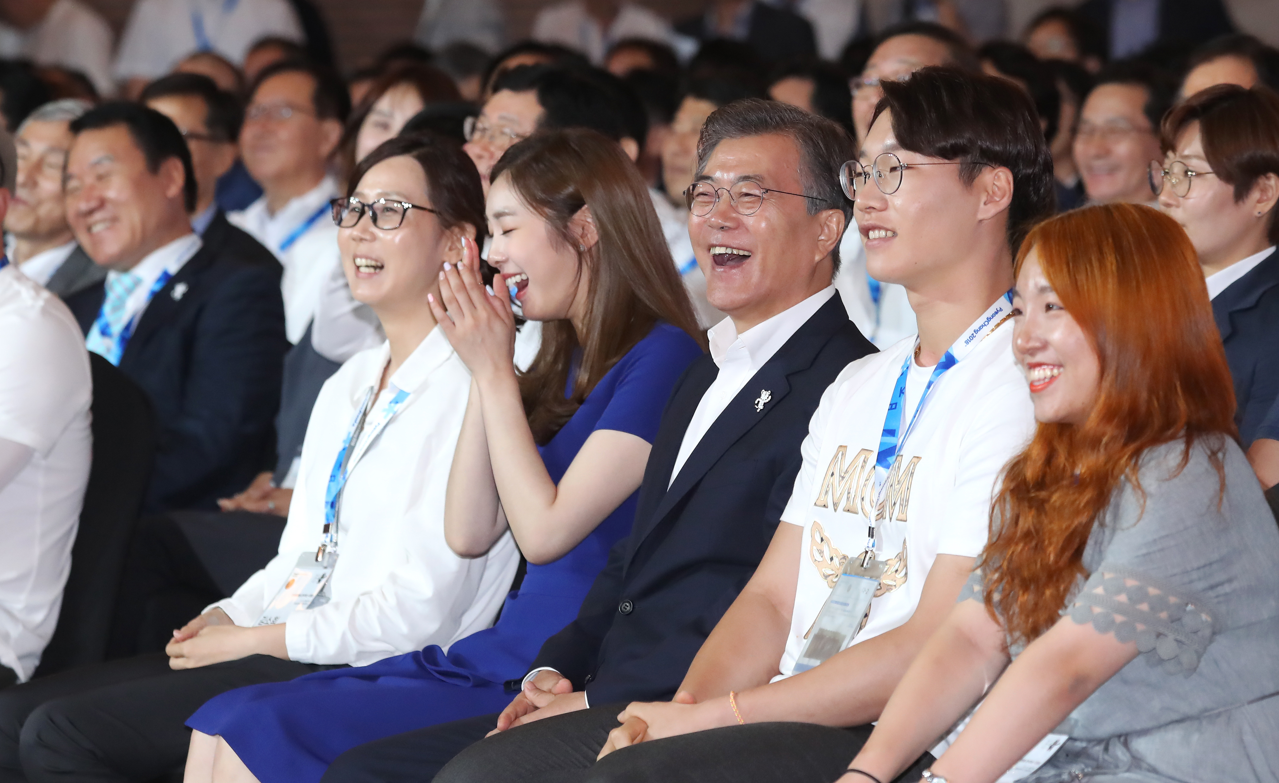  문재인 대통령이 24일 오후 평창 알펜시아 리조트에서 열린 'G-200, 2018, 평창을 준비하는 사람들' 평창 동계올림픽·패럴림픽 성공 다짐대회에 참석해 환하게 웃고 있다. 문 대통령 왼쪽은 김연아 홍보대사(전 국가대표 피겨선수)와 오른쪽은 이상호 올림픽 스노보드 출전선수. 