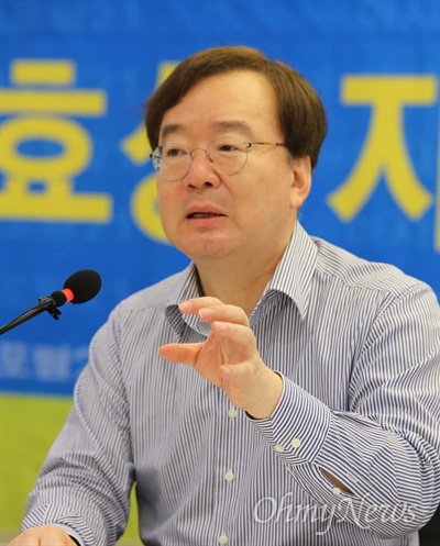 강효상 자유한국당 대변인(비례대표)이 24일 오전 대구수성호텔에서 열린 토론회에서 발언하고 있다.