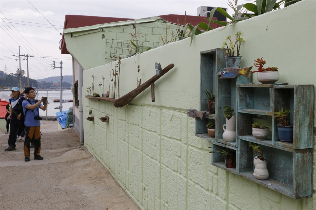 '예술의 섬' 연홍도의 골목을 장식한 예술작품들. 바닷가에 쓰레기로 나뒹굴던 어구를 활용한 정크아트 작품이 많이 설치돼 있다. 