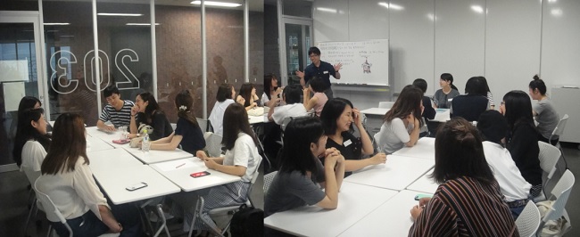           학생들이 조별로 나누어서 한국말로 말하는 모습입니다. 