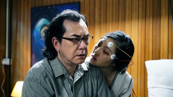  올해 '제21회 부천국제판타스틱영화제'에 초대된 홍콩 영화 <불면의 저주>(失眠)의 한 장면. 한 가족을 집어삼킨 불면증의 원인을 추적하는 소재를 다뤄 비교적 무거운 분위기를 자아낸다.