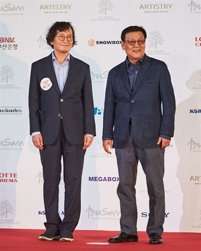  지난해 부산국제영화제 개막식에서 '이용관 지지' 스티커를 붙이고 입장하고 있는 정지영 감독(왼쪽)