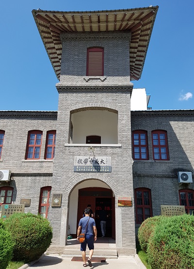 옛터 그대로 보존돼 있는 조선민족학교 룡성의 대성중학교이다.