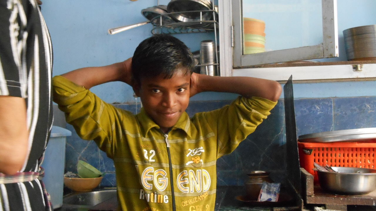  리왈샤에서 자주 이용했던 식당에서 일하는 꼬마 아이.
