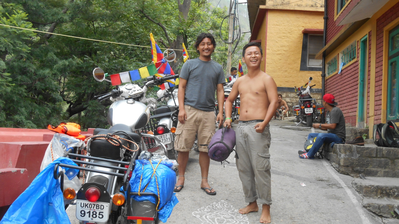 모터 사이클을 타고 라다크로 떠날 준비를 하고 있는 티베트 청년들.