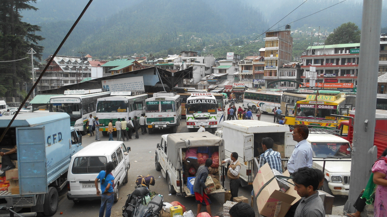 관광도시 마날리의 혼잡한 버스 터미널. 스피티 가는 버스길이 막혀 리왈샤에 사는 티베트 청년 가족과 우연히 만나 라다크로 가기로 결정했다.
 