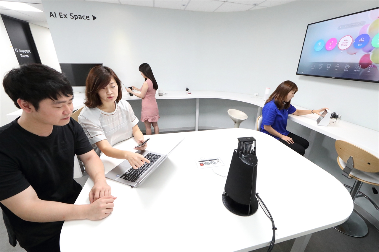 25일 서울 서초구 우면동 KT AI 테크센터에서 KT 융합기술원과 제휴사 직원들이 인공지능 서비스를 테스트하고 있다.