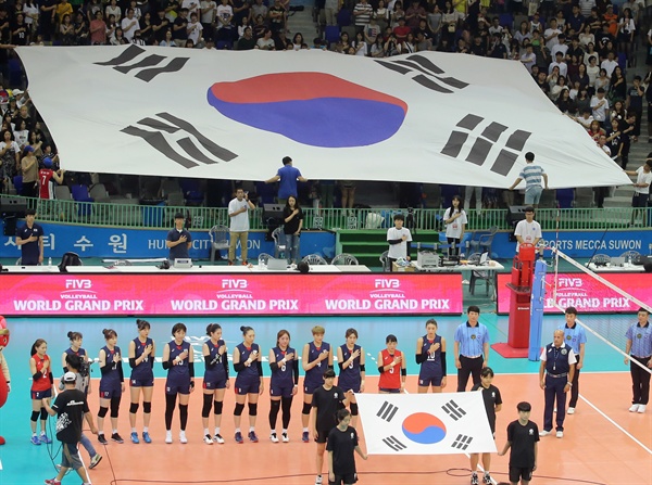  지난 23일 오후 경기도 수원시 장안구 수원실내체육관에서 열린 '2017 국제배구연맹(FIVB) 그랑프리 세계여자배구대회' 한국 대 폴란드의 경기. 관중석으로 대형 태극기가 오르고 있다. 