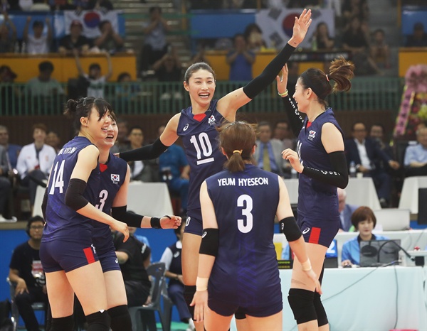  지난 23일 오후 경기도 수원시 장안구 수원실내체육관에서 열린 '2017 국제배구연맹(FIVB) 그랑프리 세계여자배구대회' 한국과 폴란드의 경기. 득점에 성공한 한국 김연경이 동료 선수들과 기뻐하고 있다.