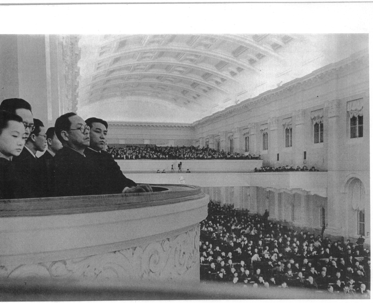  1949. 3. 소련 모스크바. 소련 제5차 최고회의장을 둘러보는 김일성(오른쪽)과 박헌영(왼쪽 안경 쓴 이). 