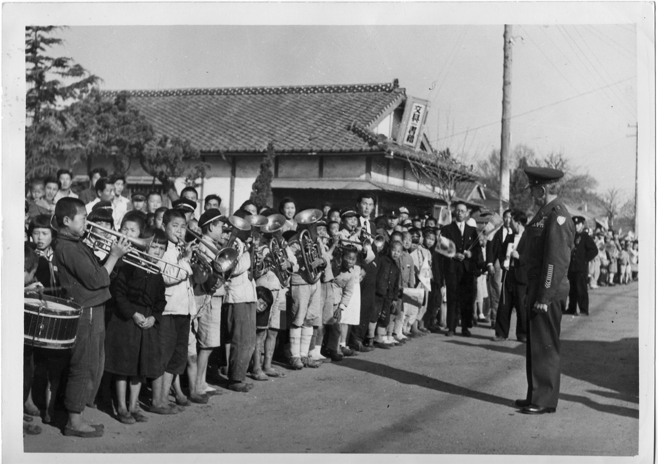  1947. 5. 7. 전북 군산. 시민들이 브라스 밴드를 동원하여 주한 미 주둔군사령관 하지중장을 열렬히 환영하고 있다. 