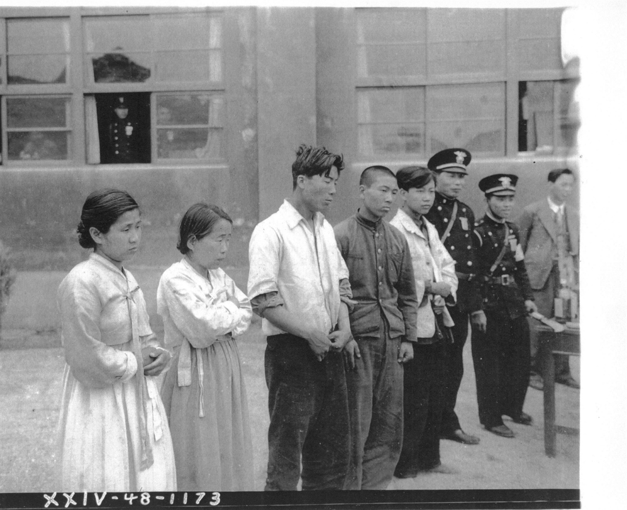  1948. 5. 10. 새 정부 수립 총선거를 방해한 혐의로 경찰에 연행된 주민들. 