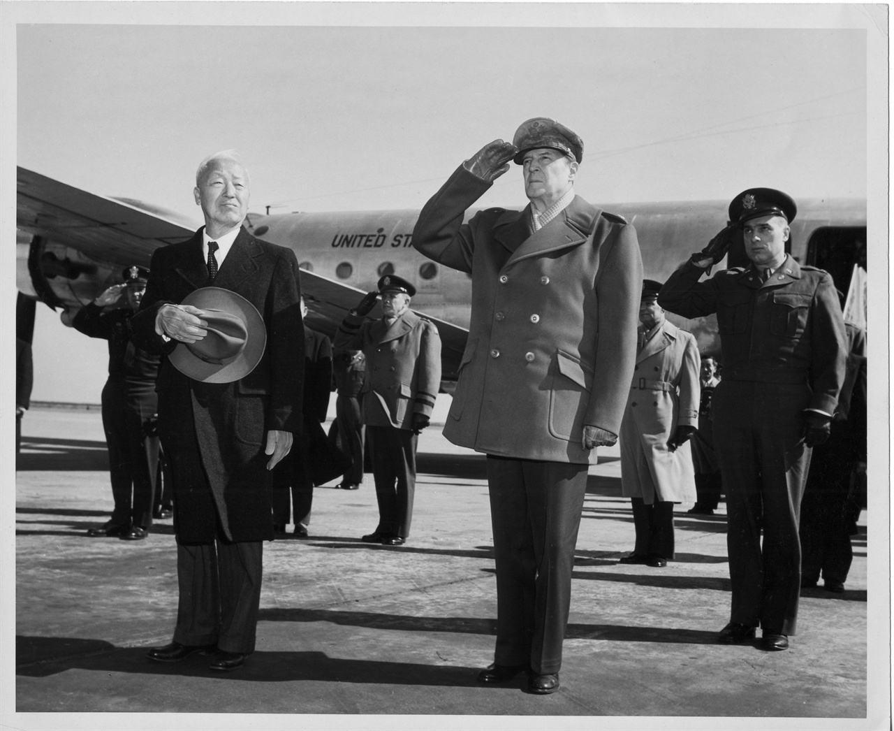  1950. 2. 18. 일본 도쿄. 이승만 대통령(왼쪽)이 도쿄의 맥아더 장군(오른쪽)을 예방한 뒤 귀국에 앞서 하네다공항 활주로에서 양국 국기에 경례하고 있다. 