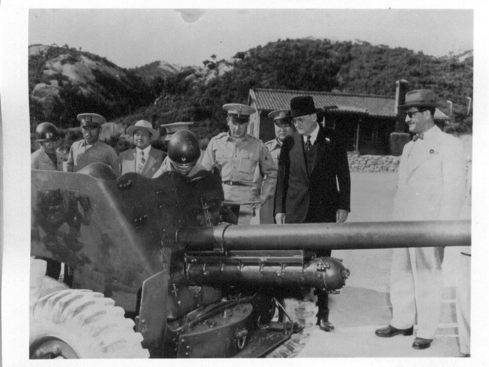  1950. 6. 18. 경기도 의정부. 덜레스 국무장관이 한국 군부대를 시찰하고 있다. 오른쪽 끝은 당시 무초 주한 미 대사다.