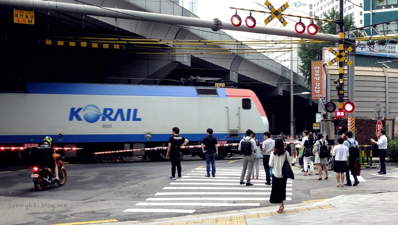 열차, 차량, 사람들로 전국에서 가장 통행이 많은 서소문 철도건널목.