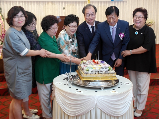 이사장 이·취임식 끝나고 시루떡 커팅  
