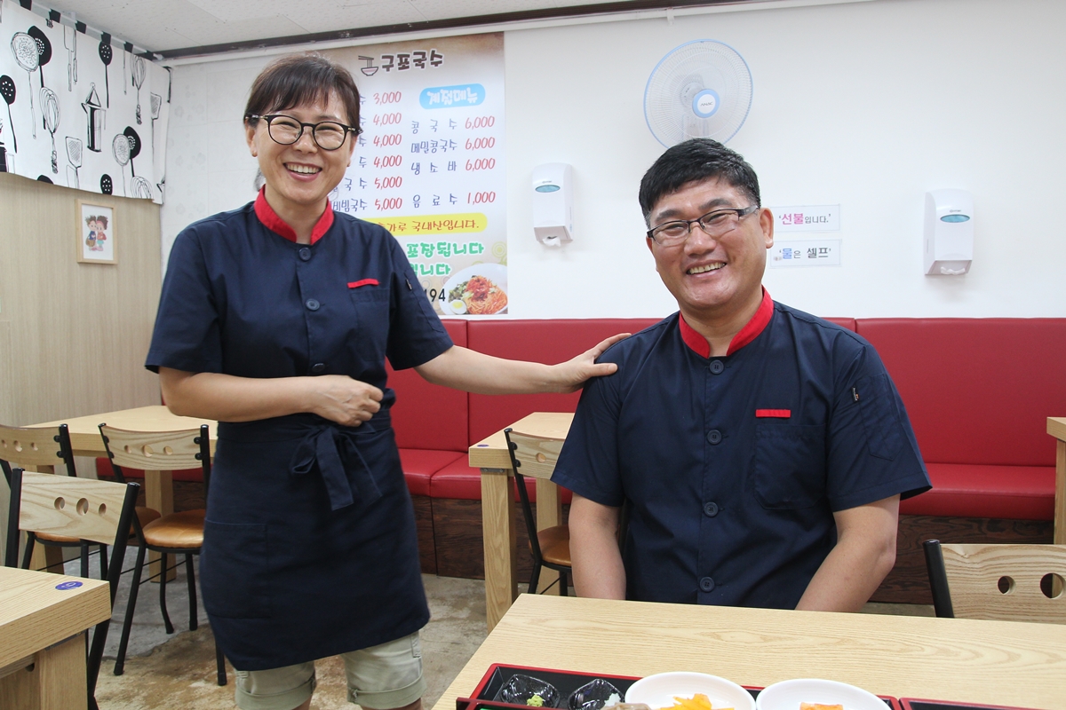   순천 아랫장국수집의 김영민셰프 부부가 환하게 웃고 있다.
