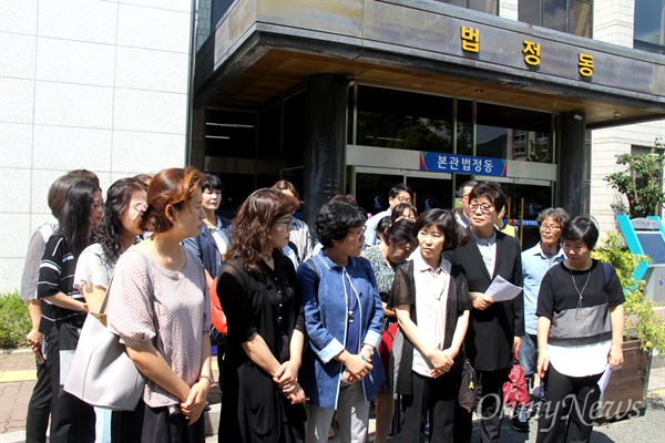 통영시민사회단체연대와 여성단체들은 26일 오전 창원지방법원 법정동 앞에서 '통영 여중생 성매매 사건 판결'과 관련해 입장을 밝혔다.