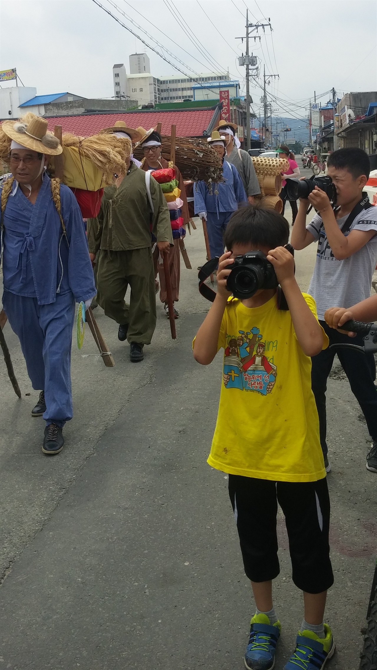 홍산의 파워 블로거인 꼬마 사진가들의 취재 경쟁이 치열하다. 