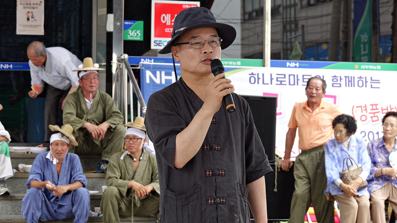 홍산 장날, 보부상 보존회 회원들의 길거리 공연을 마련한 취지를 말하고 있다. 